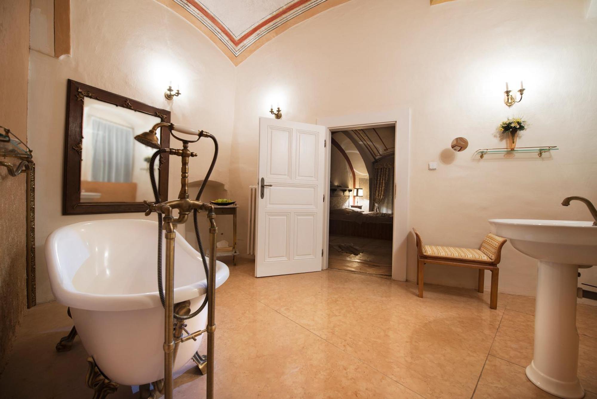 Chateau Grandcastle Liptovský Hrádok Rum bild